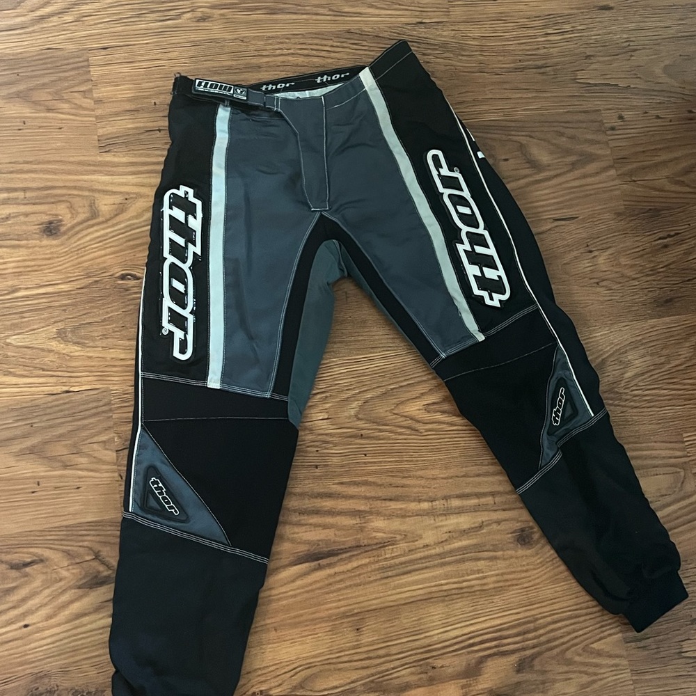 Flow mx thor biker pants with built in pads. Never been worn